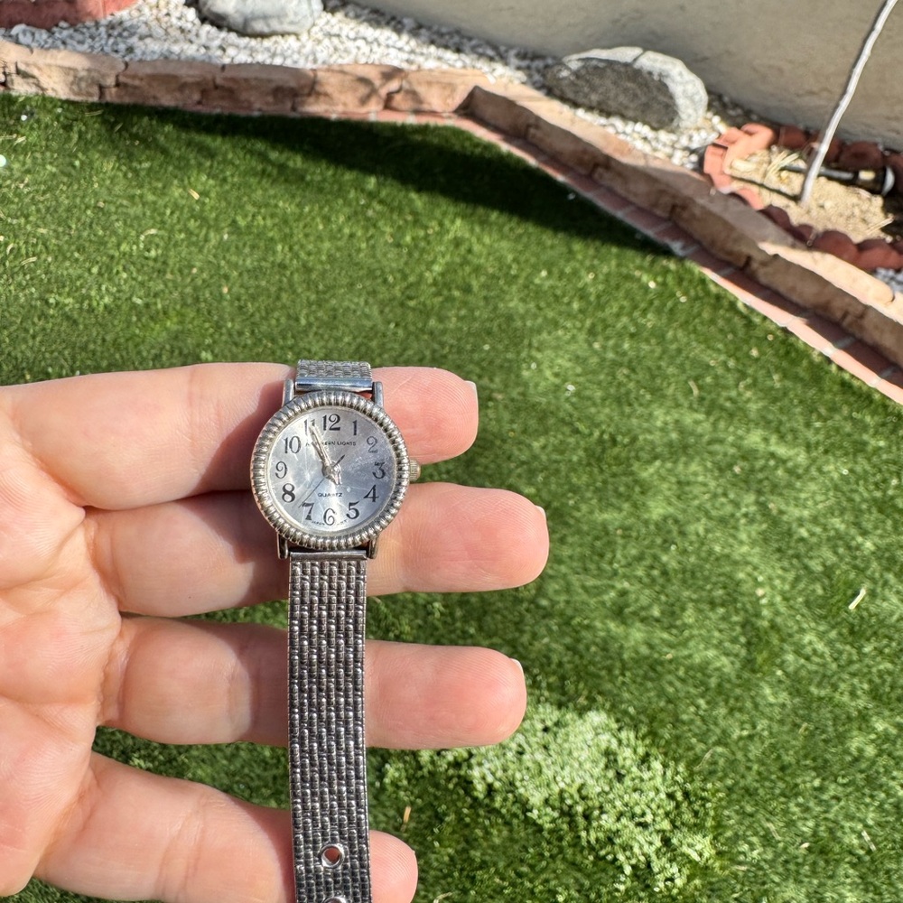 Vintage silver tone ladies wrist watch quartz